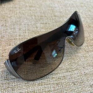 Men’s Grey/Black tinted Sunglasses 100%UV protected with original case.